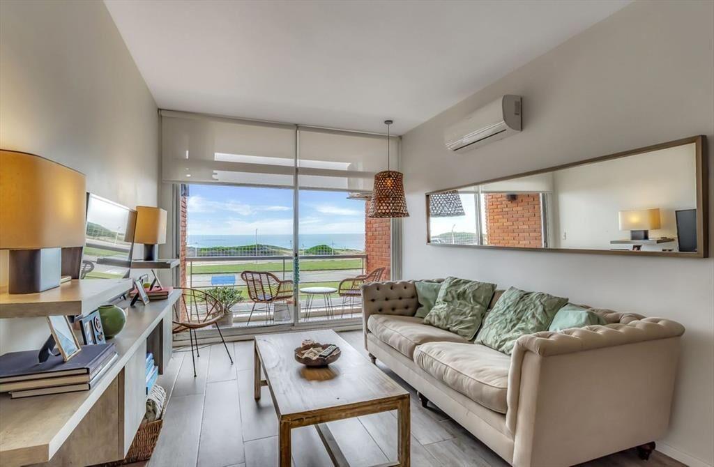 Venta Apartamento de 2 Dormitorios Frente al Mar!
