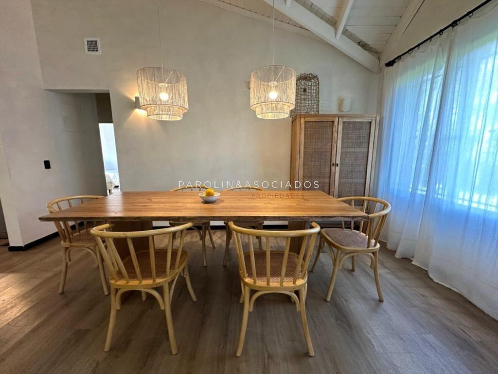 Casa En Venta De 5 Dormitorios + Dependencia de
