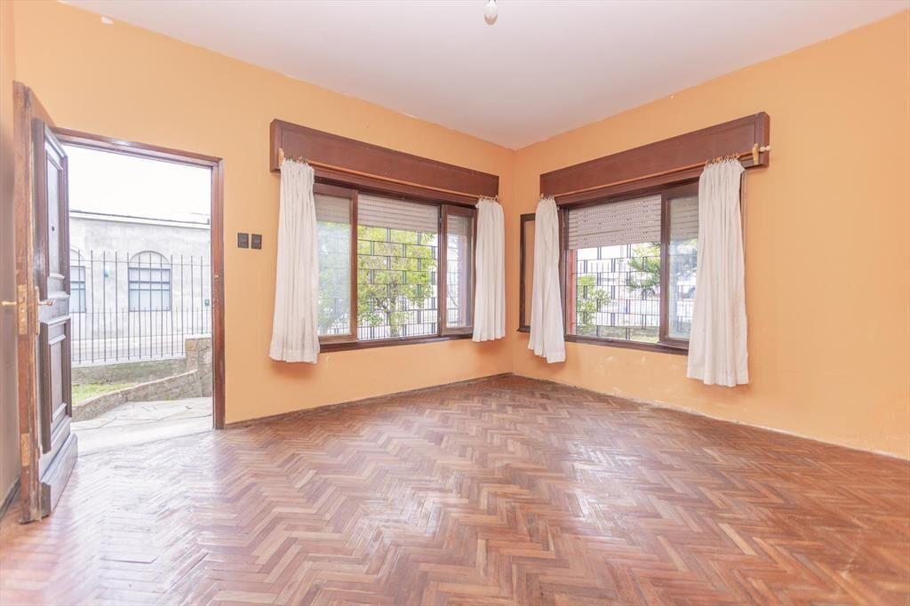 Alquiler Casa en Nuevo París - 2 dormitorios, cochera, jard