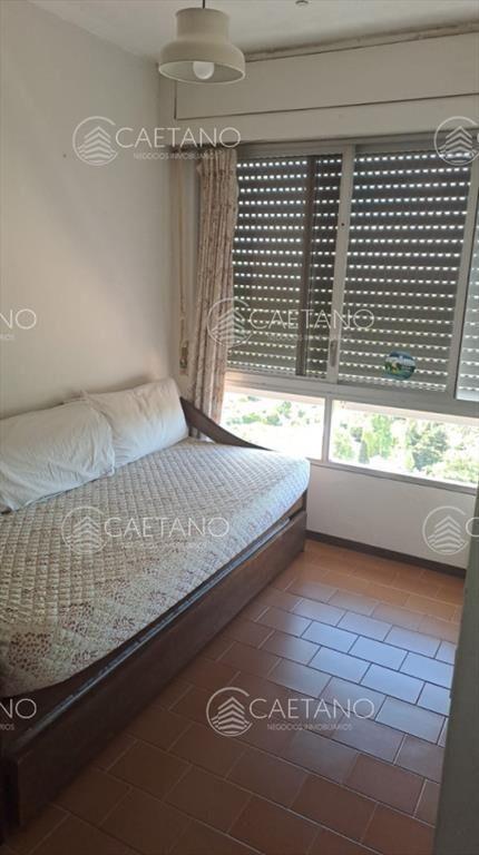 Vende apartamento de 2 dormitorios más servicio