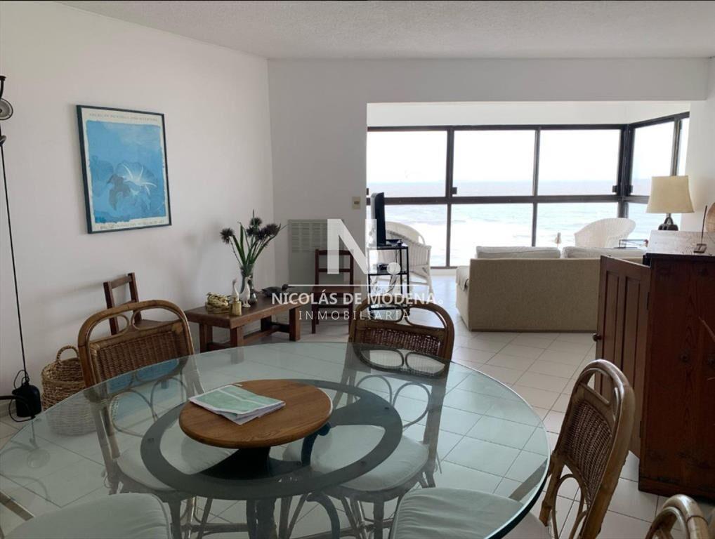 Apartamento en venta de  3 dormitorios,  3 baños