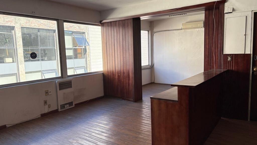 ALQUILO OFICINA CIUDAD VIEJA CON GARAGE