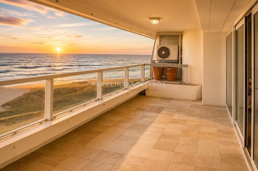 Vende apartamento con vista al mar, de 4 en Punta