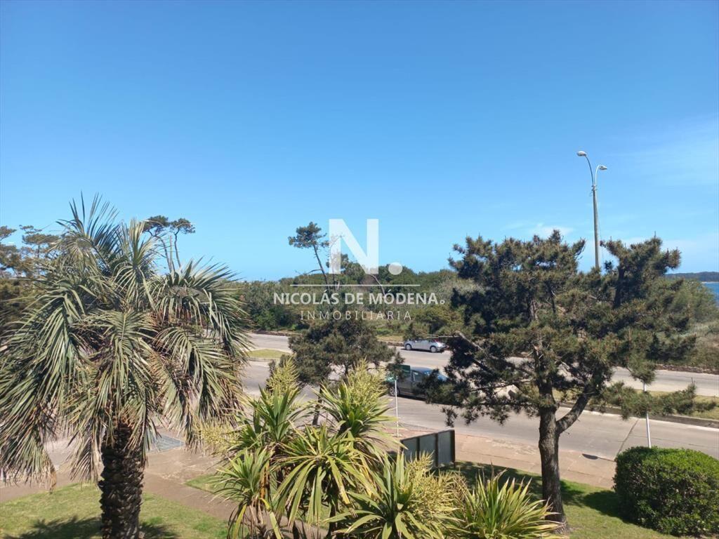 Apartamento en primera fila de Playa Mansa, con 3