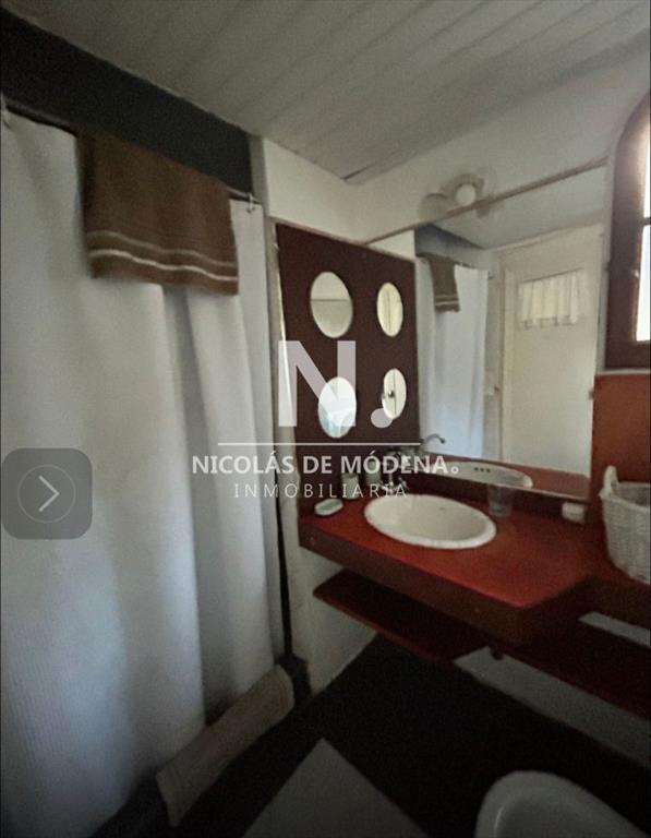 Vende casa en Punta del Este de 4 dormitorios.