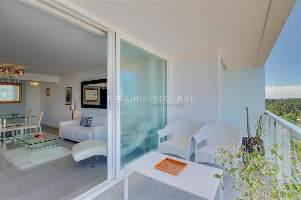 Apartamento en venta en piso alto en torre Yoo,