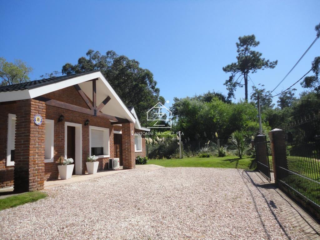 Hermosa casa en barrio Residencial de Punta del Este a paso