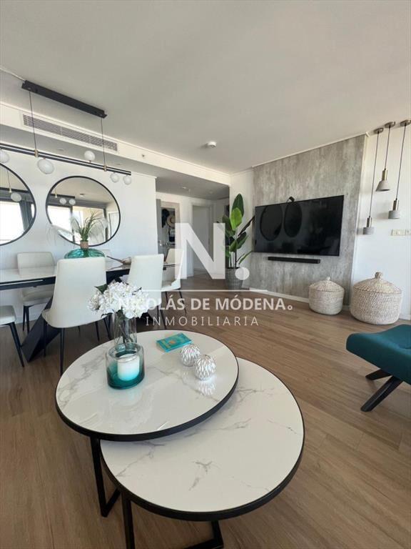 Vende apartamento de 2 dormitorios en suite, con