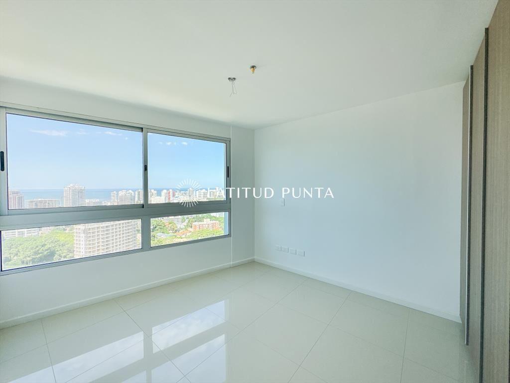 Apartamento en piso alto, 3 dormitorios y vista