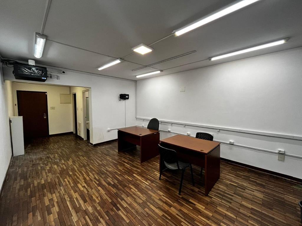 Ciudadela esq Parana, piso entero + patio, 200 m2, excelent