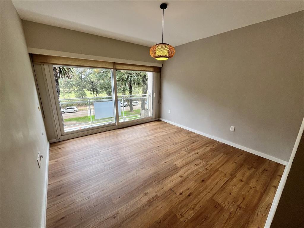 Venta con renta apartamento 3 dormitorios y garaje Golf