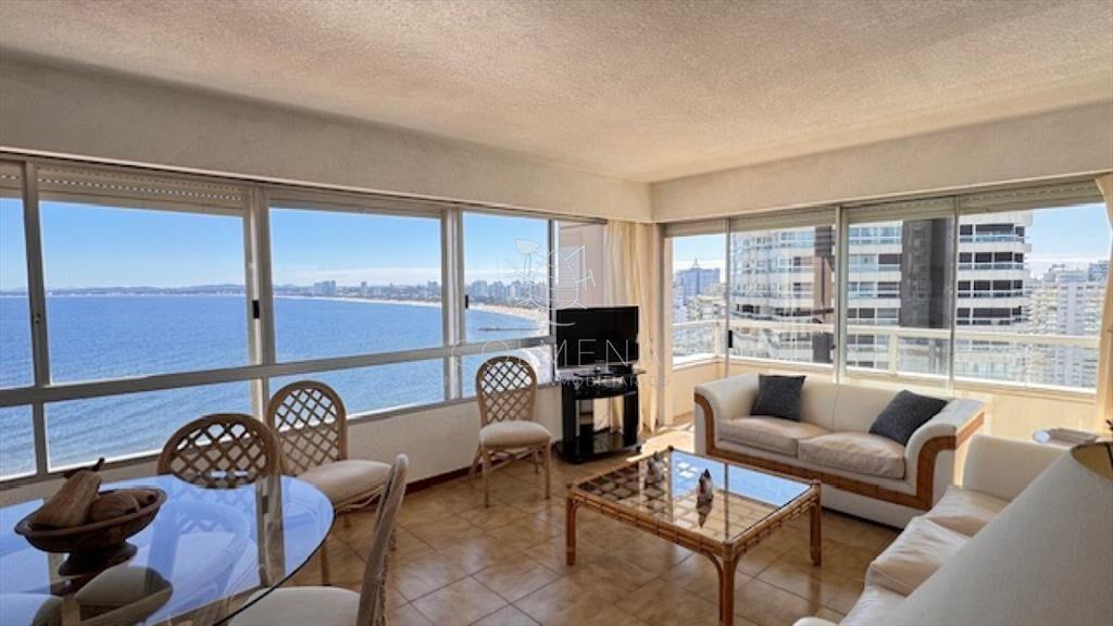 Apto con excelente vista a playa mansa y brava. Consulte!!!