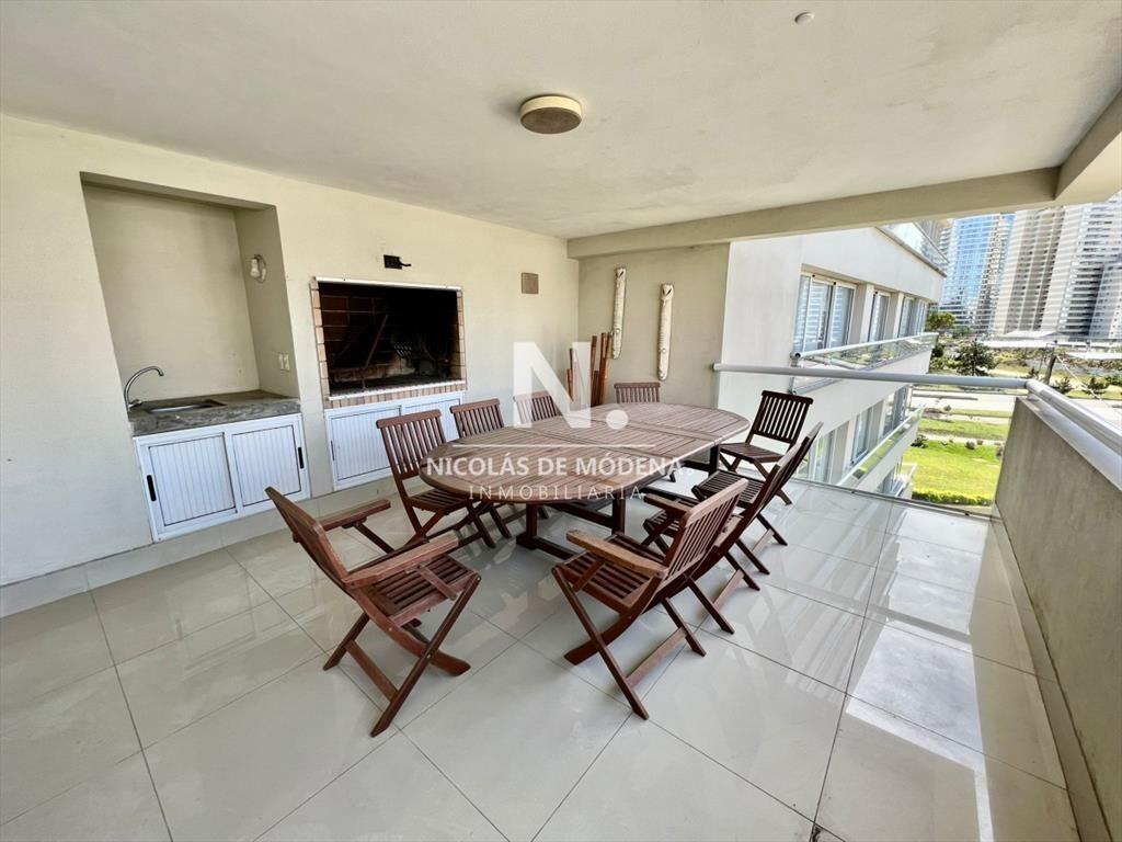 Vende Lujoso departamento de 4 suites en Brava