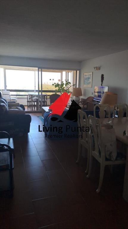 Vende apartamento de 2 dormitorios más servicio
