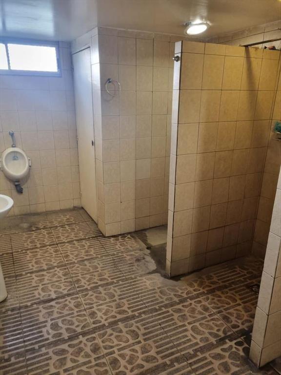 Proximo ruta 102 y Belloni, 1600 m2 con baños, vestuarios y