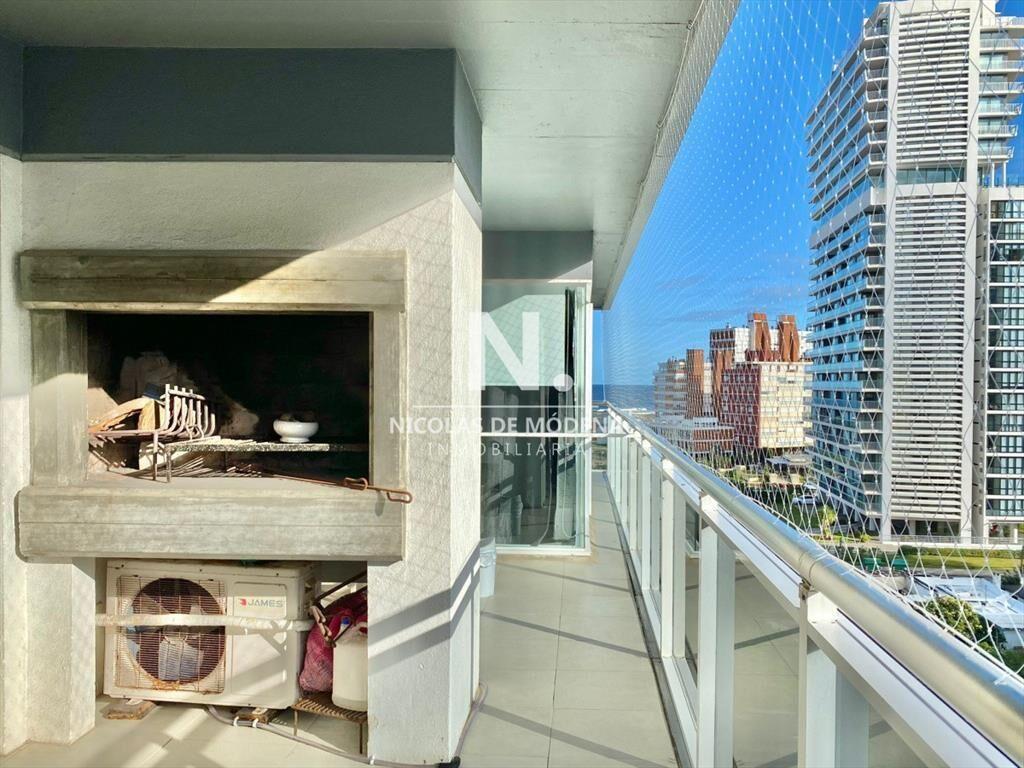 Apartamento de tres dormitorios en venta, Punta
