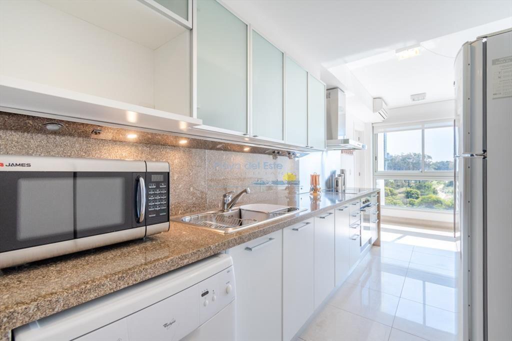 Moderno Apartamento sobre playa Brava en torre Le