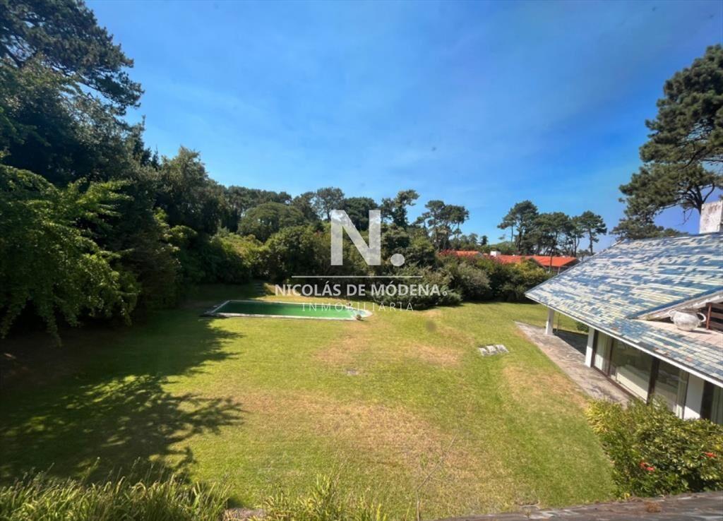 Vende casa de 7 dormitorios, en la Mansa Punta