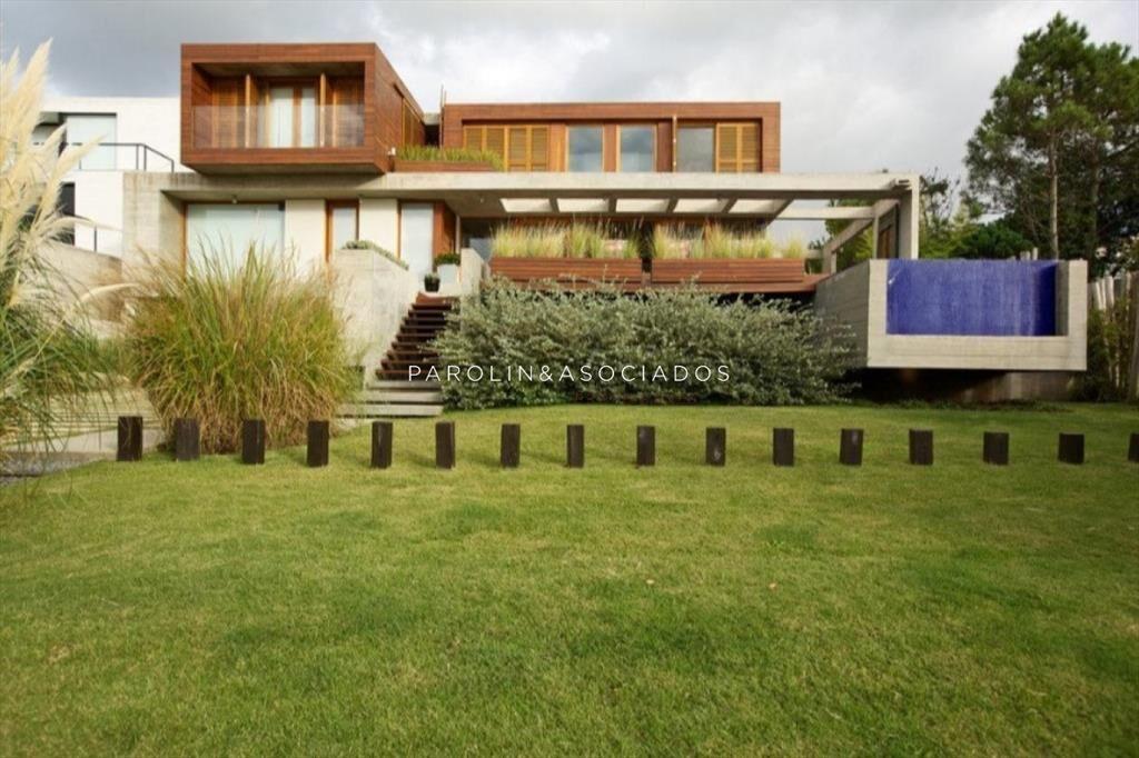 Moderna casa en venta con 3 Suites y piscina en El Chorro,