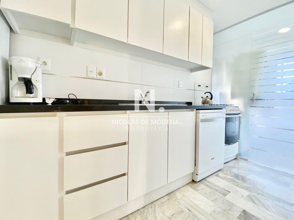 Apartamento de tres dormitorios en venta, Punta del Este
