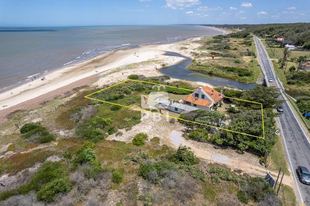 Casa en primera lÃ­nea al mar - Ref : PBI3194