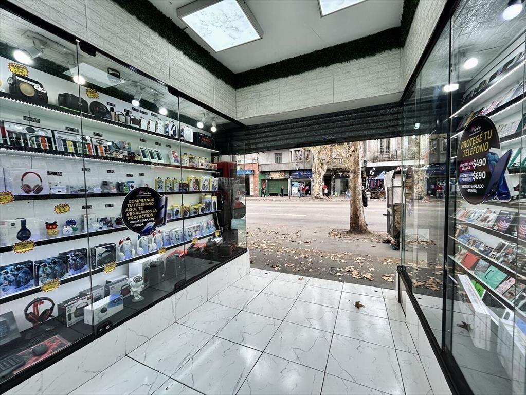 Local comercial en venta con renta sobre Av 8 de octubre