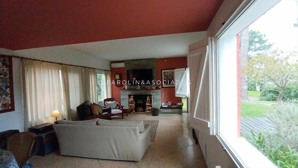 Venta De Casa De 2 Dormitorios Mas Dependencia De