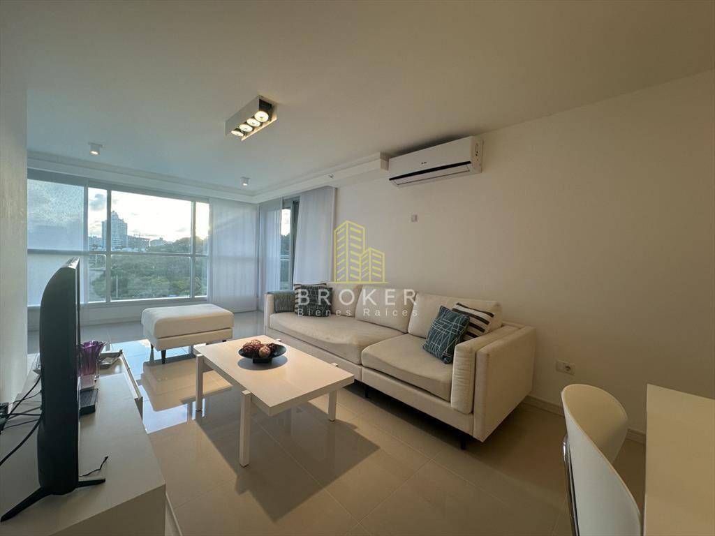 Venta de apartamento de categoria, dos y medio en