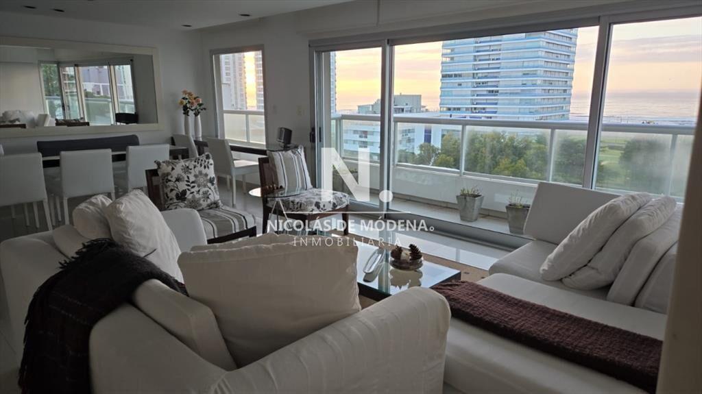 Vende apartamento de 3 dormitorios en Playa Punta