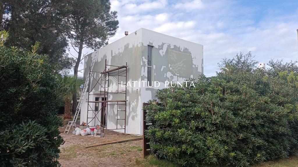 Venta de casa reciclada a 100 metros playa de edificio Dela