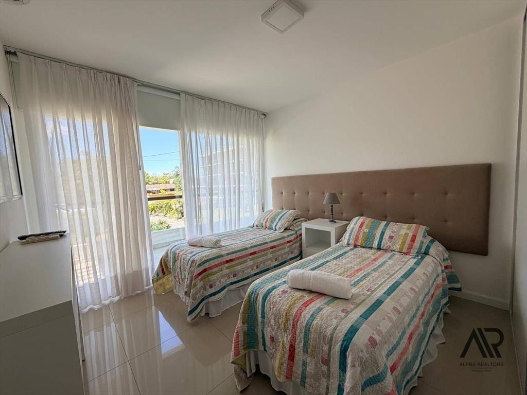 Apartamento en alquiler anual c/ cochera en Pinares