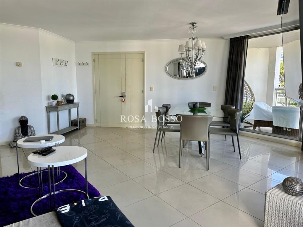 Amplio apartamento en Venta de 3 dormitorios y en