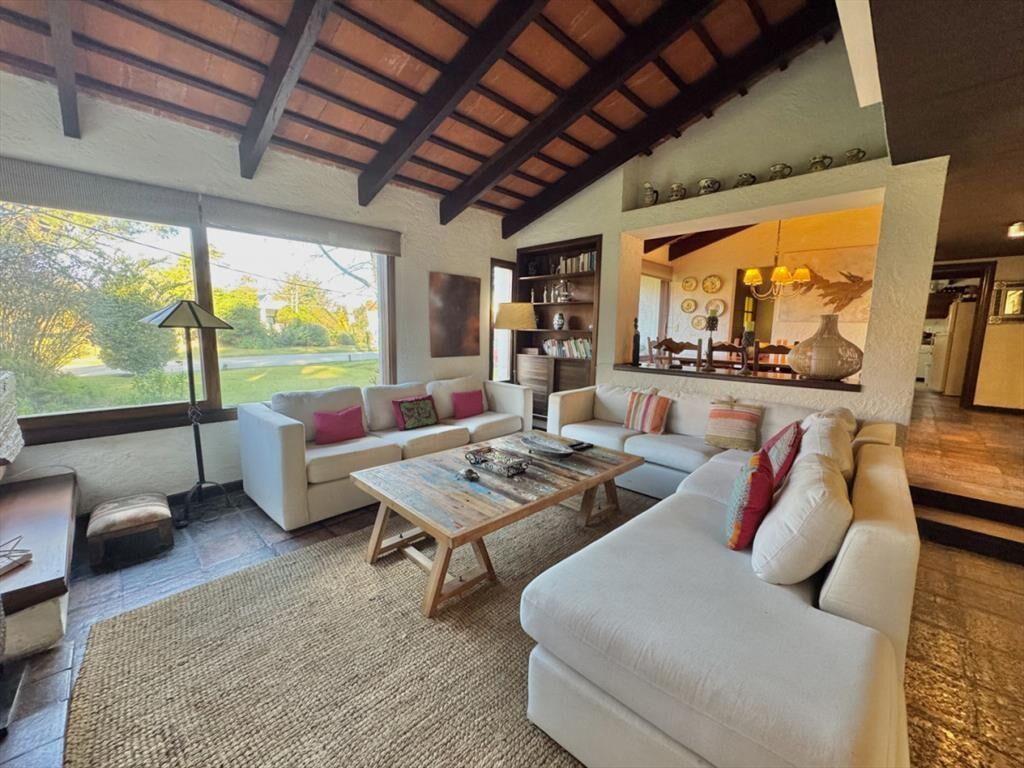 CASA EN VENTA 5 DORMITORIOS - PINARES