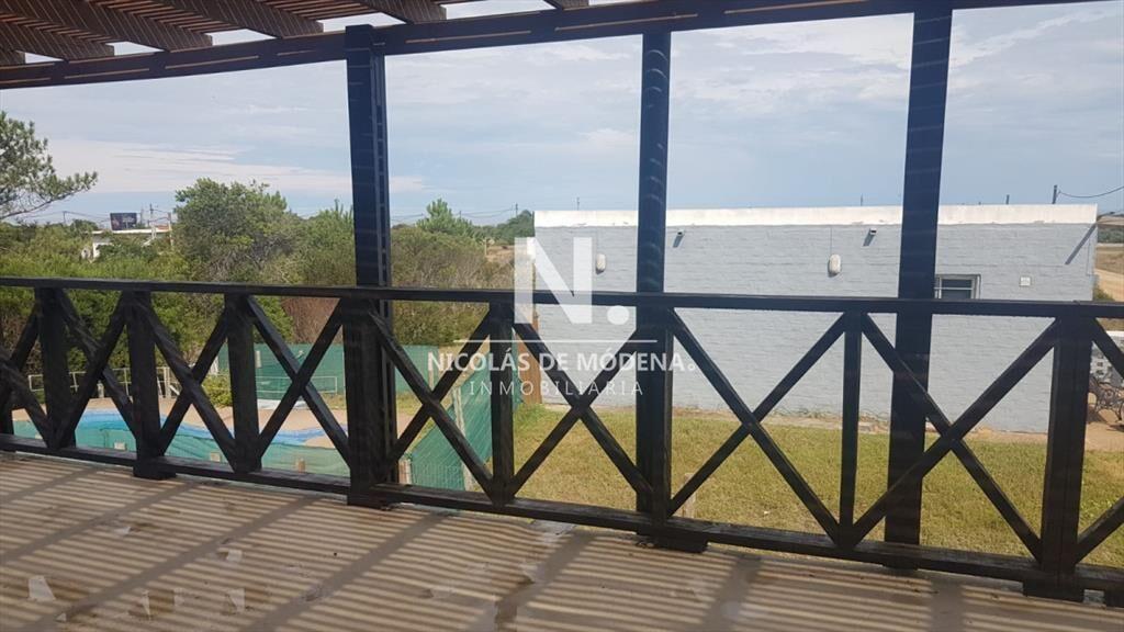 Casa de Cuatro Dormitorios en Manantiales - Venta