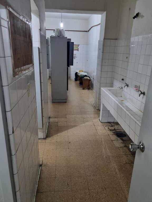 Pedernal casi Gral Flores, deposito con oficinas, entrada