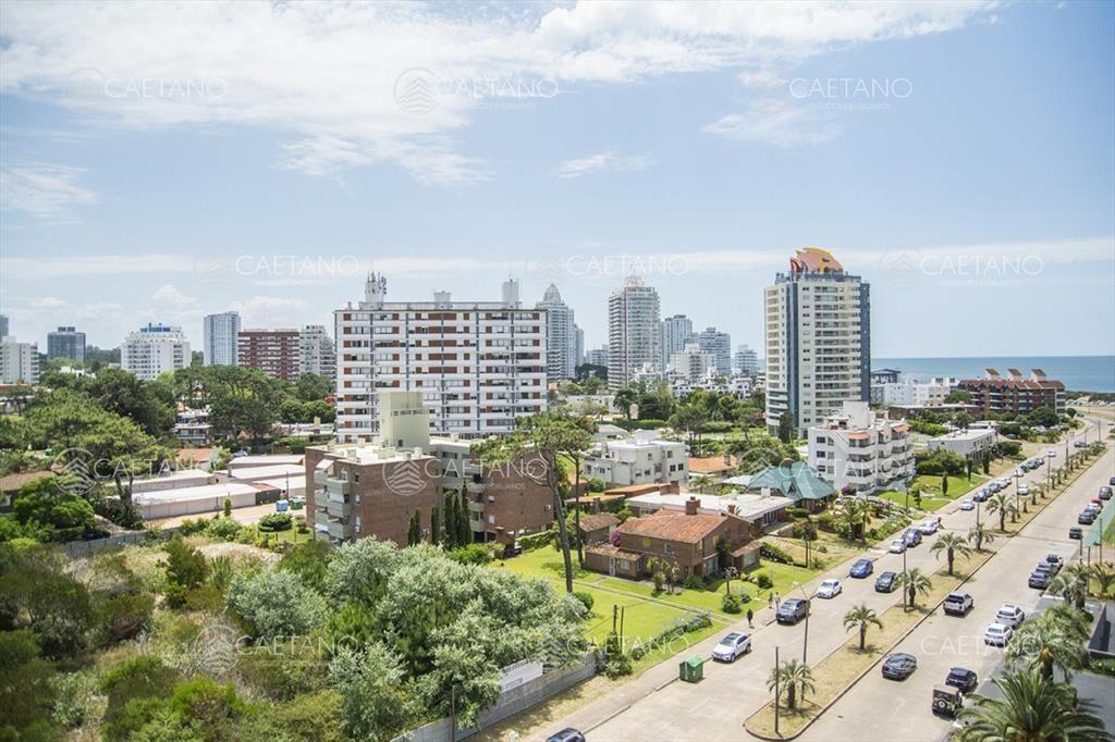 Vende apartamento de 2 dormitorios y medio playa
