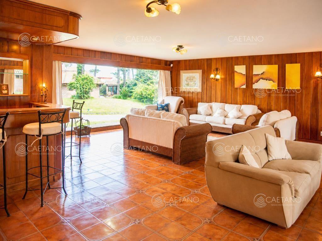Casa de 4 dormitorios con agradable entorno.