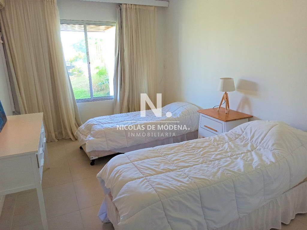 Vende apartamento de 2 Dormitorios en suite, con
