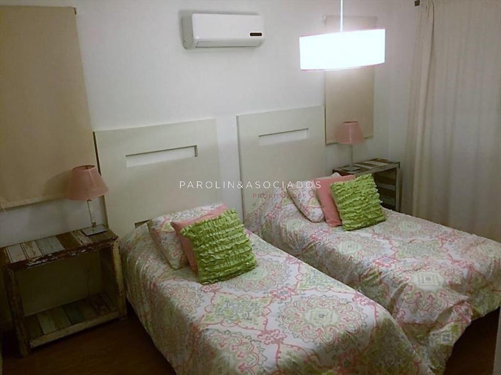 Casa en venta de 4 dormitorios a pasos de la del