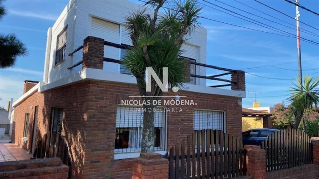 Casa de 3 dor mas apto al fondo con 2 dor en el a