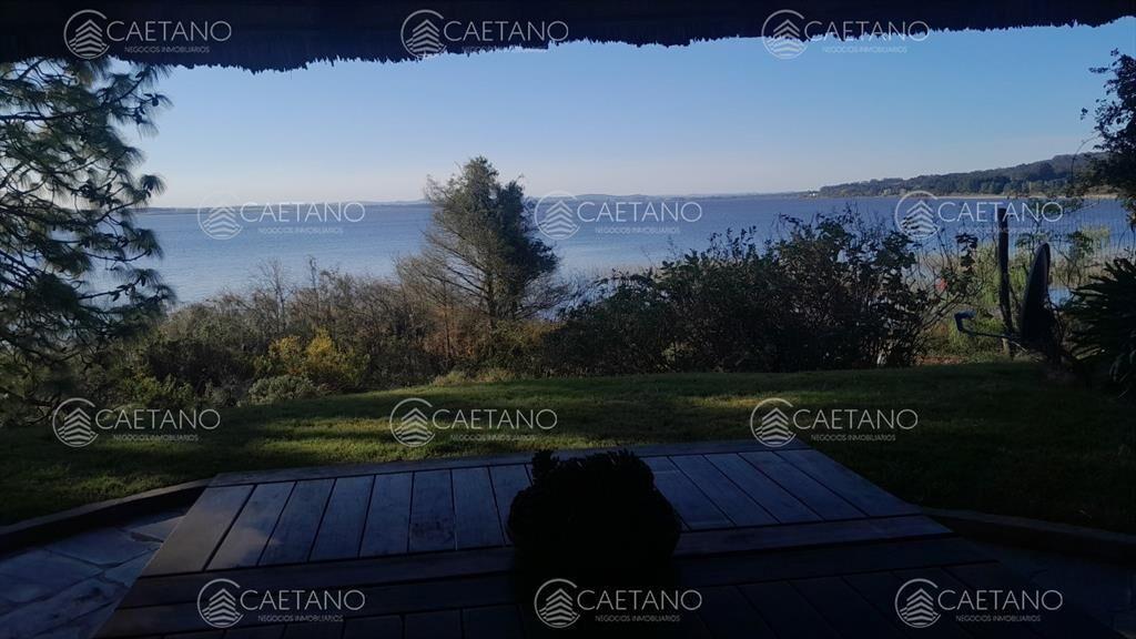 Directamente sobre la Laguna del sauce