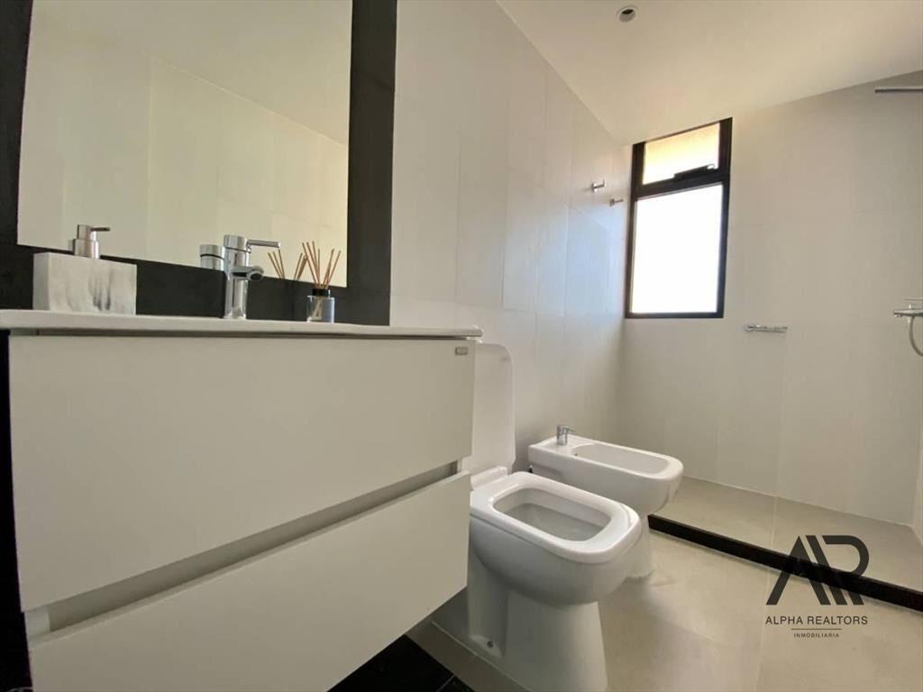 Excelente Apartamento De 2 Dormitorios Con Vistas Al Lag...
