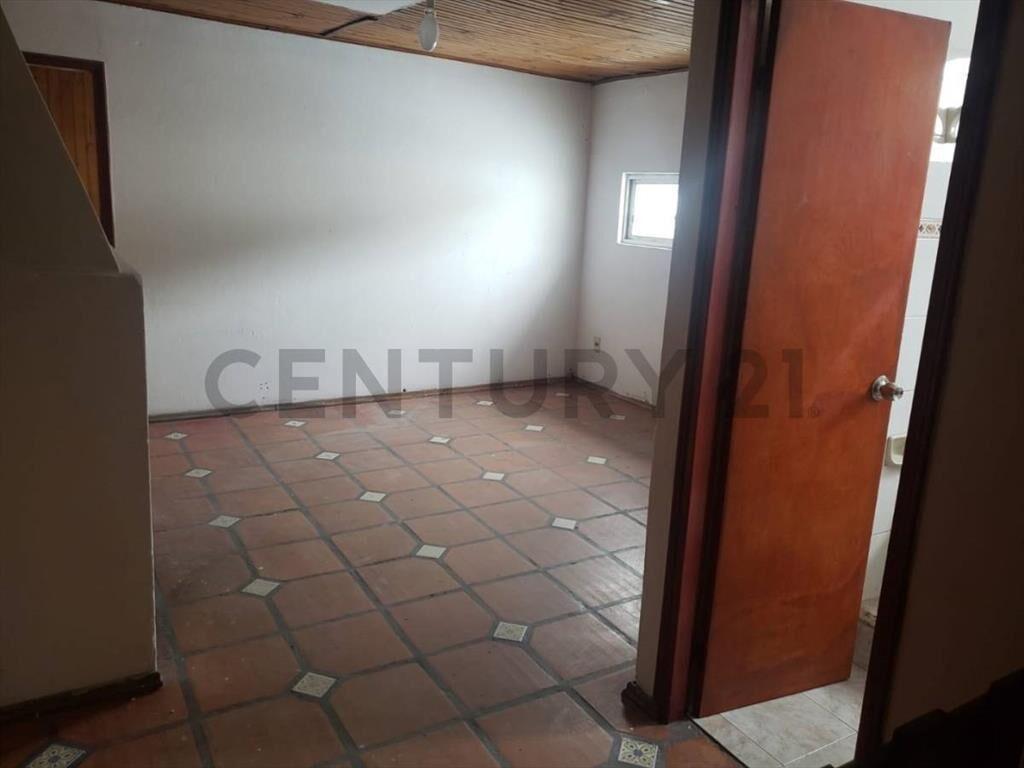 Amplio Galpón con estacionamiento, dos casas y depósito. ...