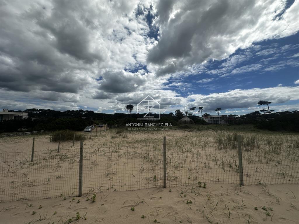 Venta en exclusiva terreno primera línea al mar
