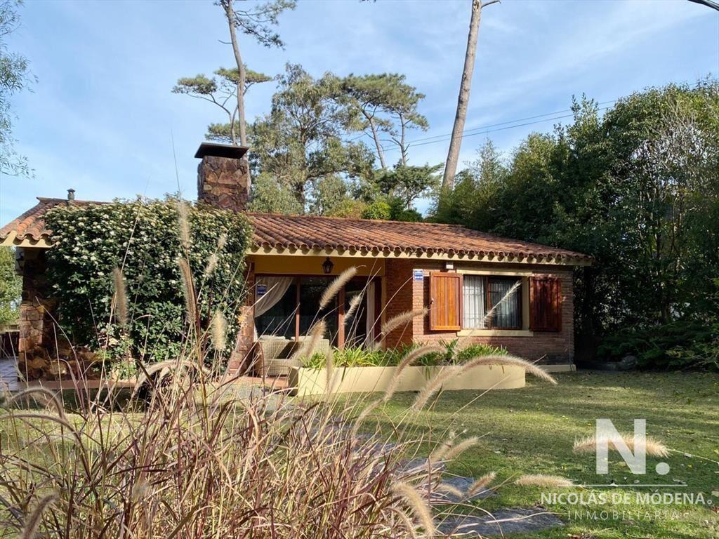 CASA EN VENTA DE 6 DORMITORIOS, PINARES PUNTA DEL ESTE
