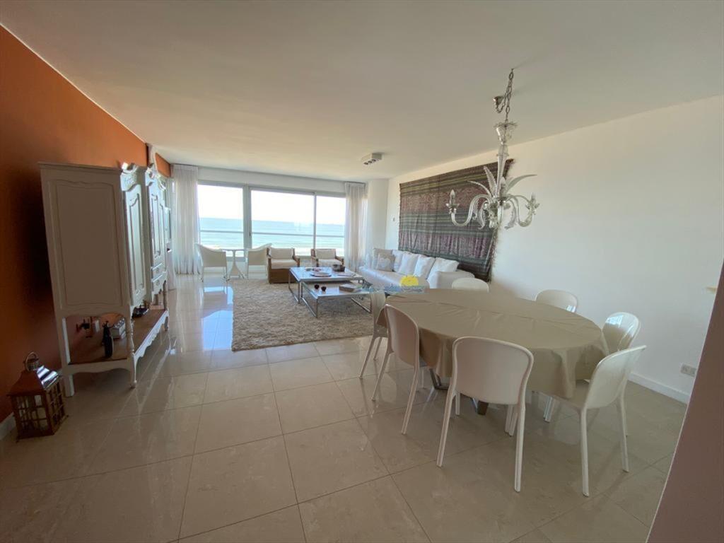 Apartamento de 2 Dormitorios en Torre Le Parc , ,