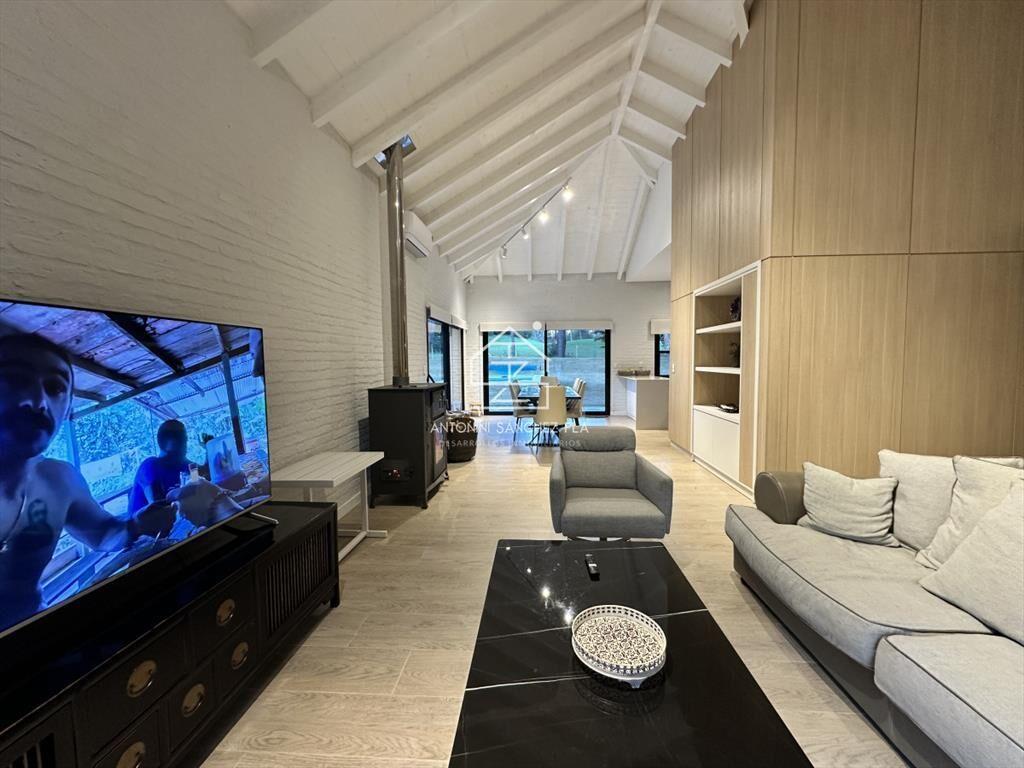Vende casa de 3 dormitorios con fondo al Club de