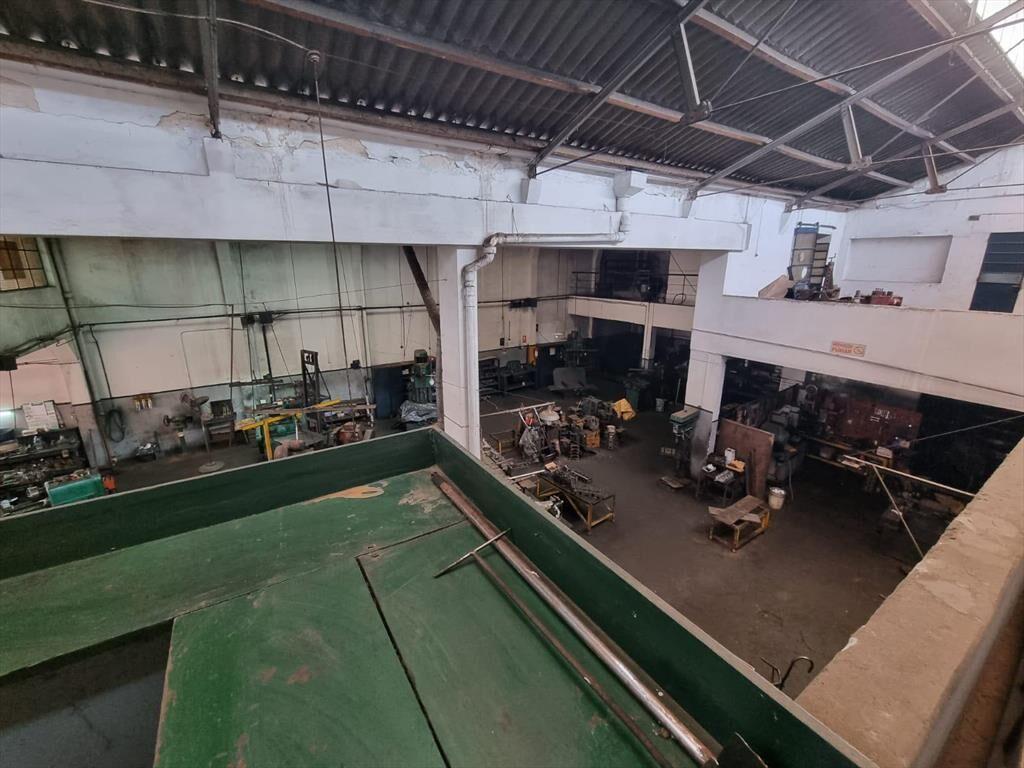 Proximo Agraciada y San Martín, 931 m2, dos naves , oficina