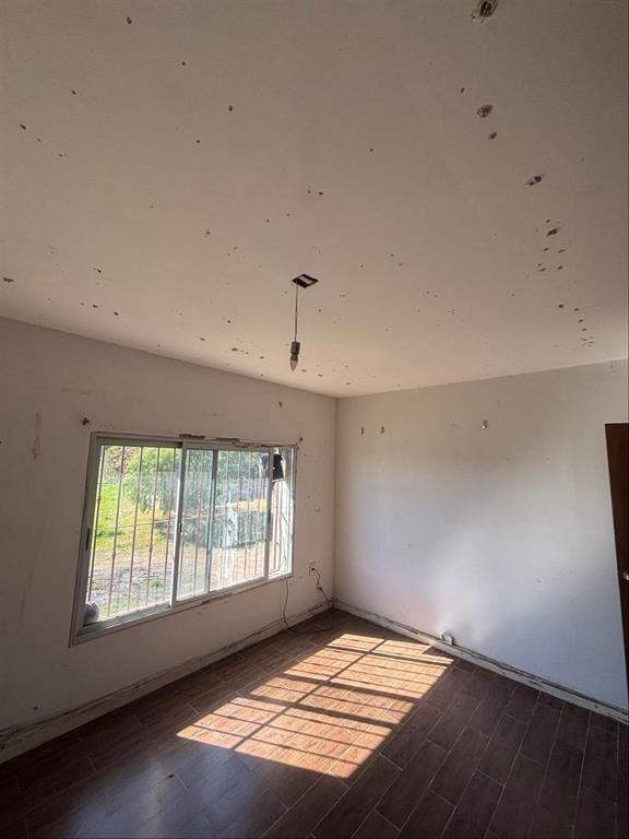 Terreno de 7 hectáreas con tres casas y otras mejoras.