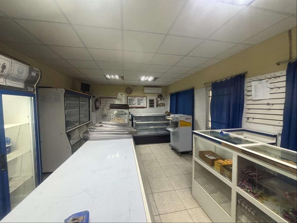 Muy buen local comercial en La Paz.
